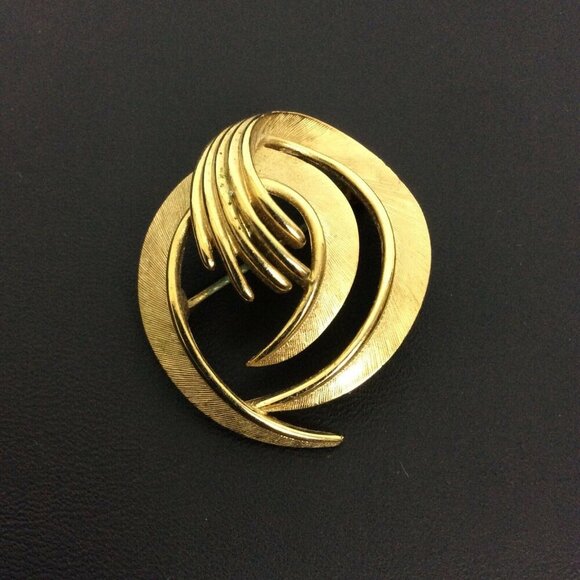 Vintage Trifari Goldtone Crown Brooch Pin Double Swirl Signed 80s Jewelry - Picture 1 of 5